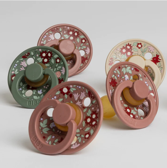 Cinco chuchas BIBS com padrão floral em tons suaves