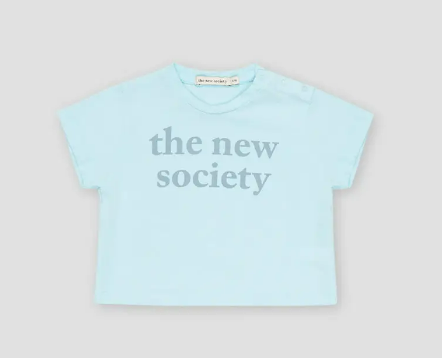 T-shirt azul clara com texto impresso cinzento