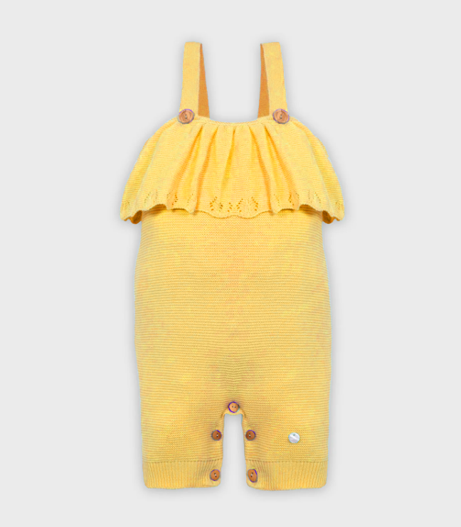 Macacão de malha amarelo com alças e botões de madeira