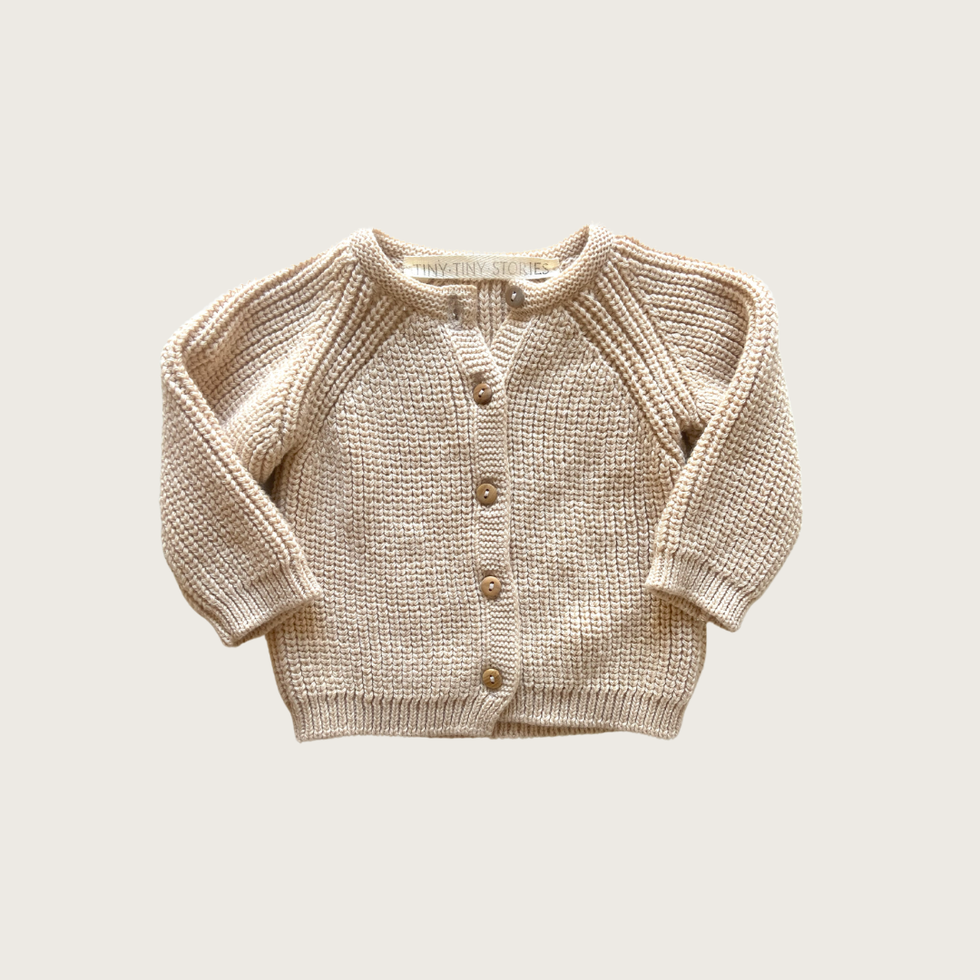 Casaco de malha bege claro para bebé com botões frontais e etiqueta interior
