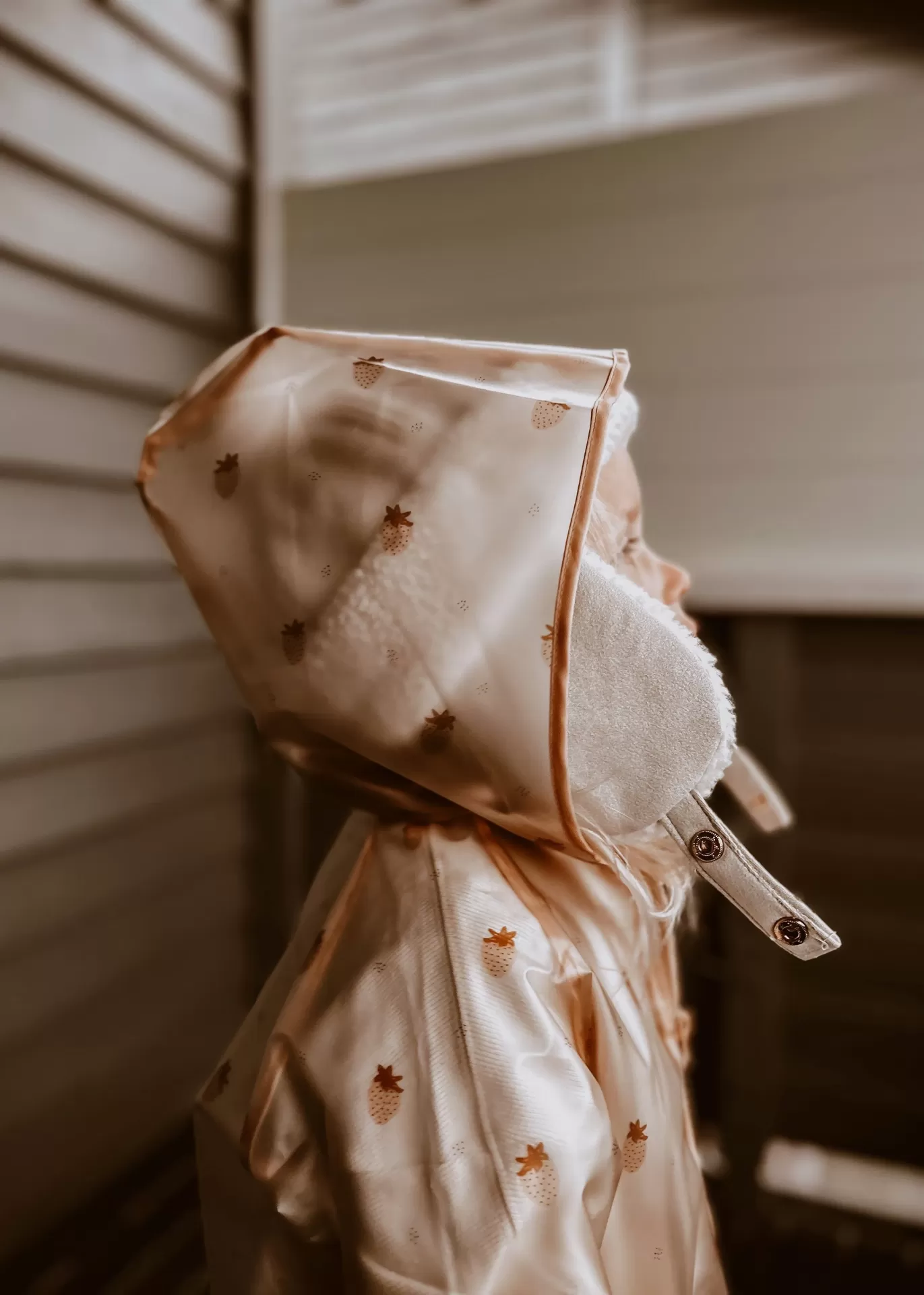 Casaco impermeável transparente para criança com abacaxis amarelos e capuz felpudo branco