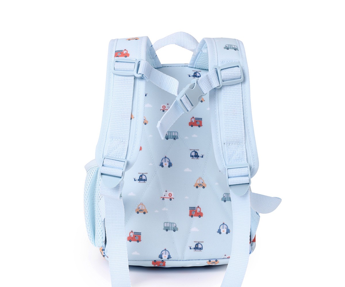 Mochila azul clara para crianças com estampas de veículos