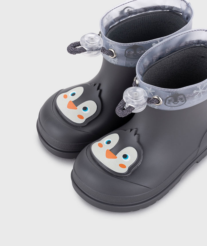 Botas infantis cinza escuro com estampas de pinguim e detalhes cinza claro