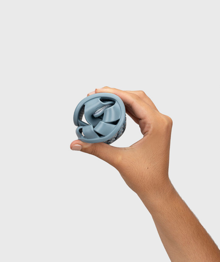 Mão segurando objeto redondo e dobrado azul flexível