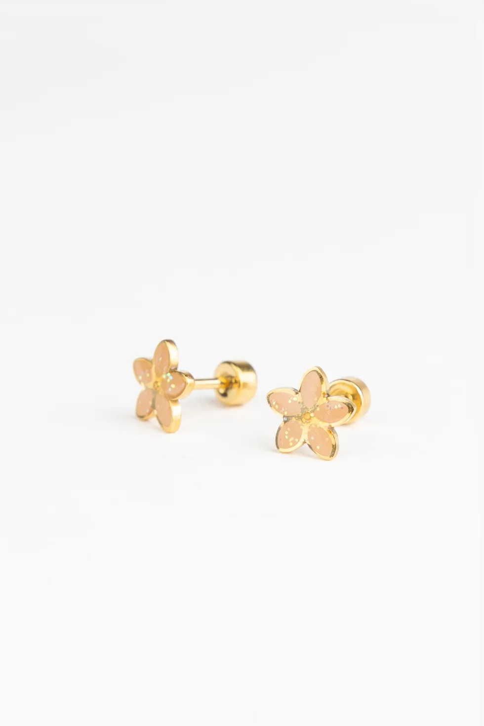 Brincos de flores douradas com pétalas rosa claro