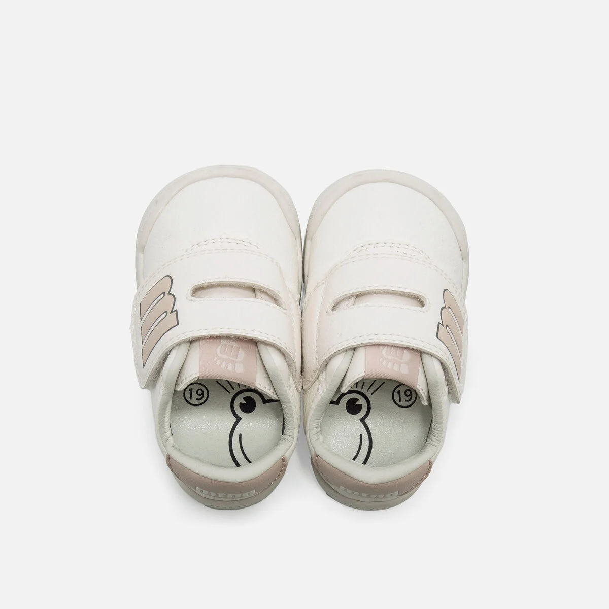 Sapatos de bebé brancos com detalhes rosa e cinza e fecho de velcro