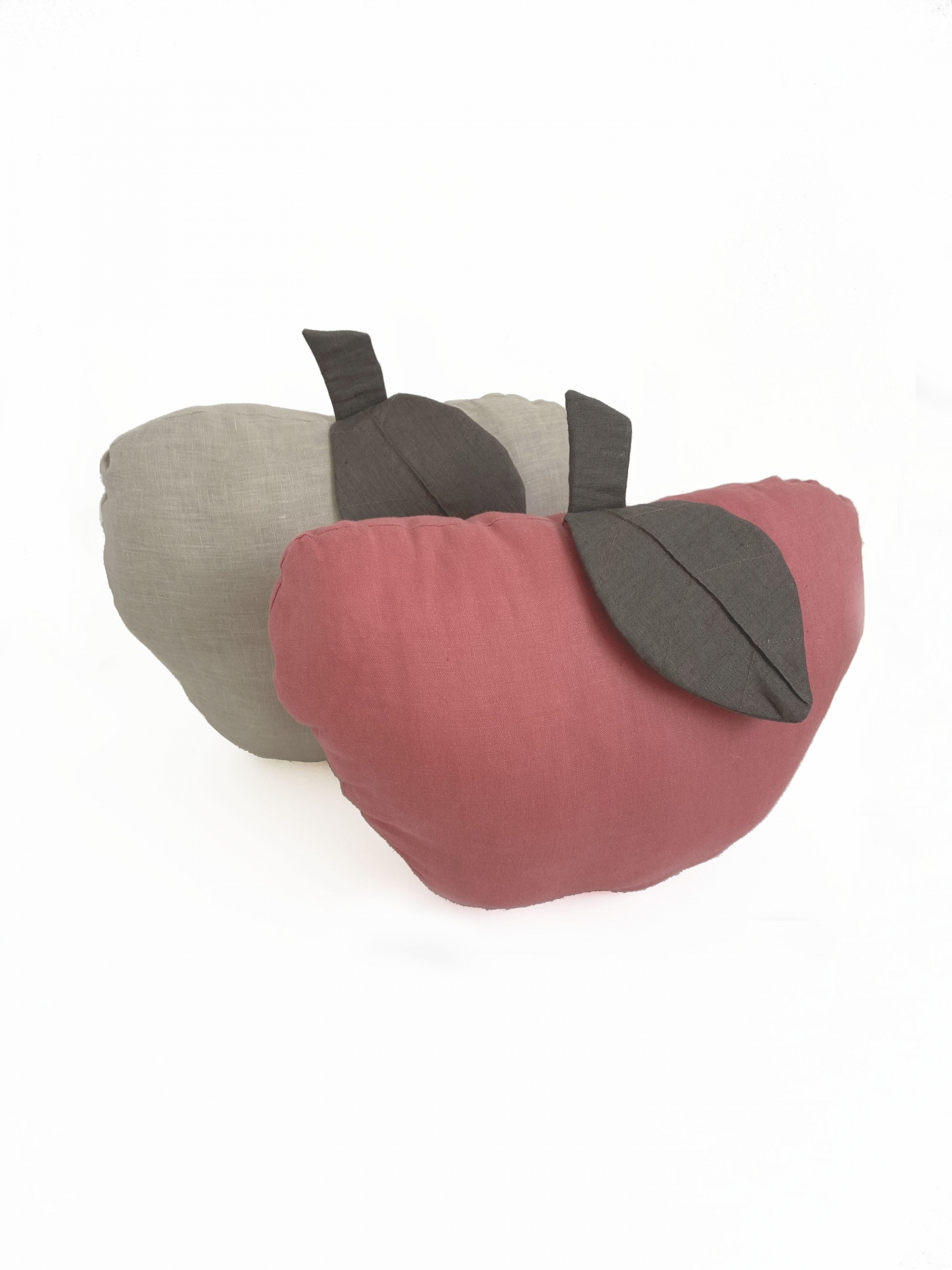Almofadas em forma de maçã em tecido cinza e vermelho com folhas cinza escuro