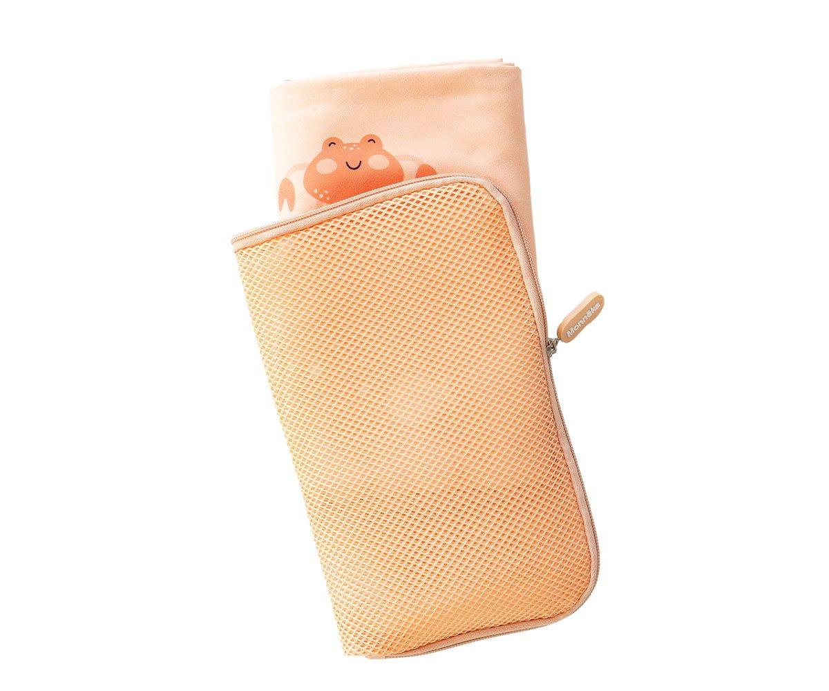 Toalha creme com estampa de sapo e estojo de malha bege