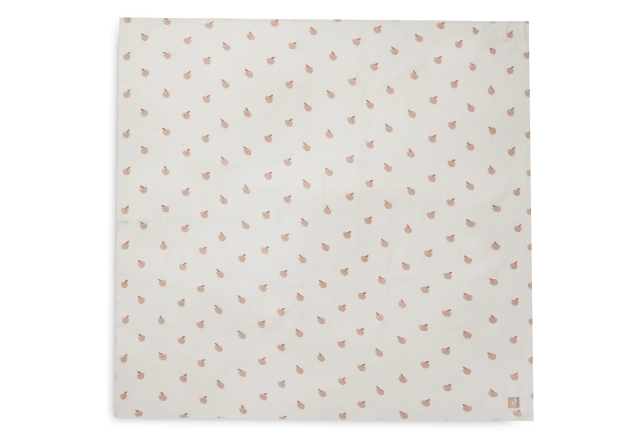 Manta branca com padrão de pequenas folhas rosa