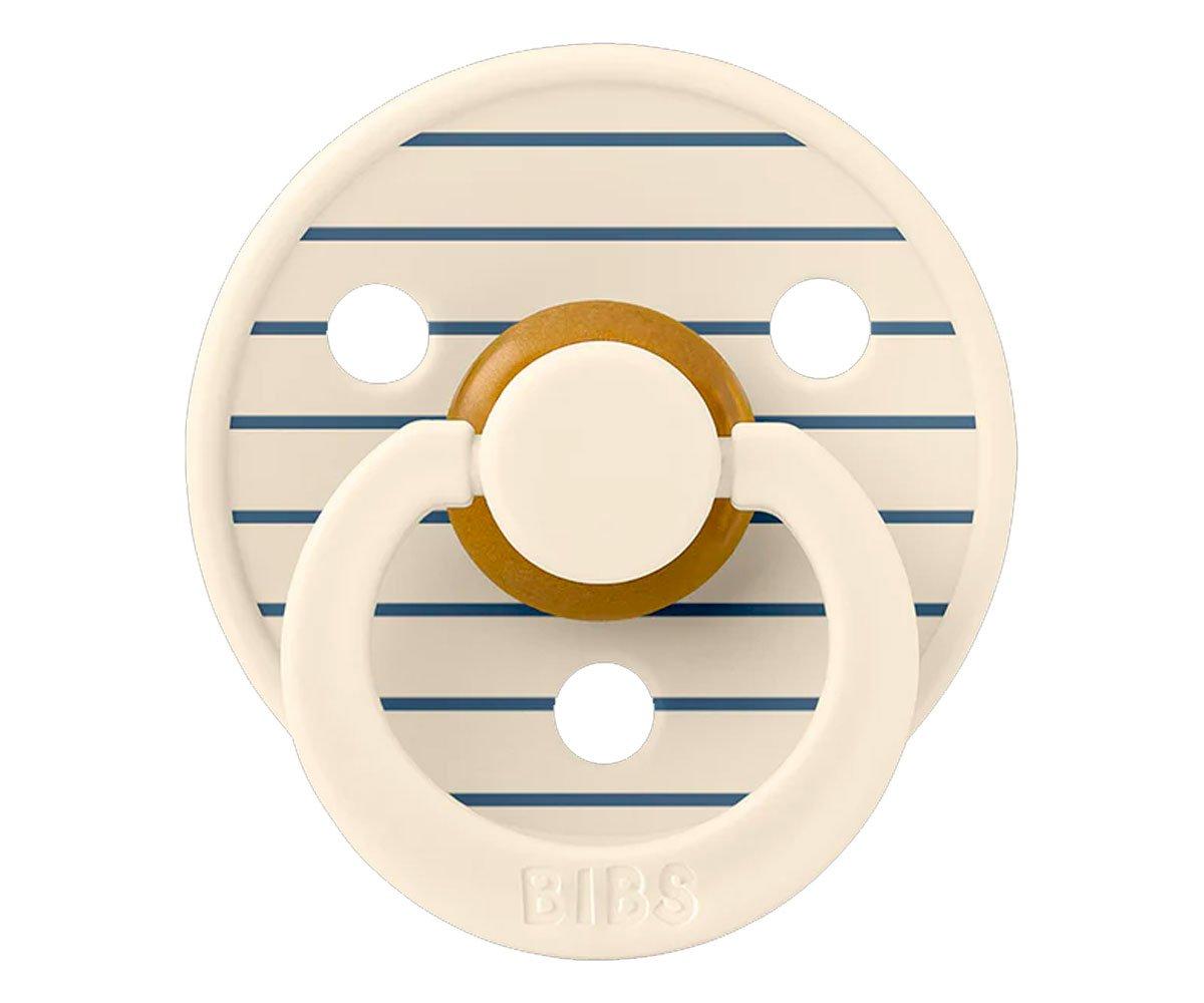 Chupeta branca com riscas azuis e botão em madeira clara da marca BIBS