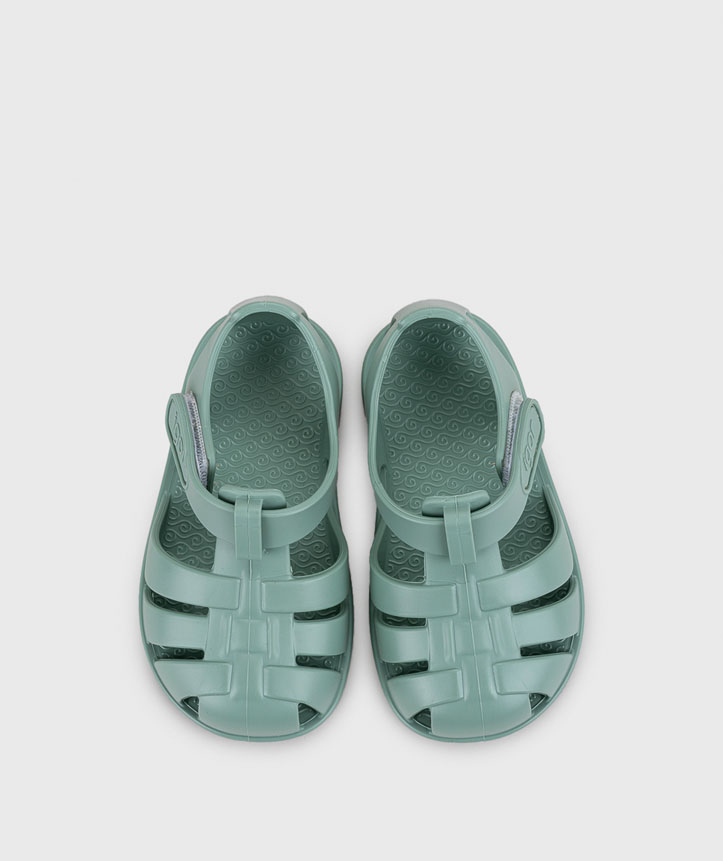 Sandálias fechadas de plástico verde água com padrão ondulado interior