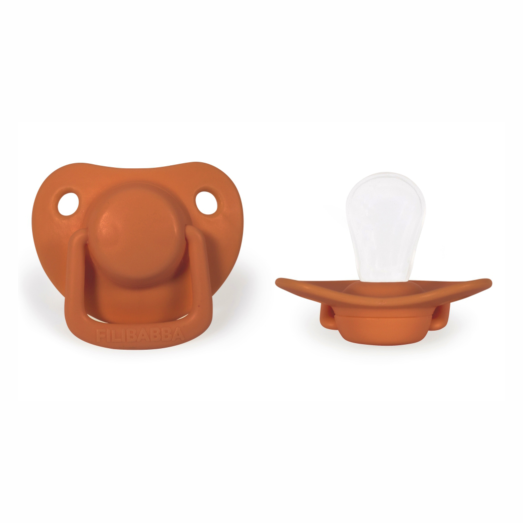 Chupeta em silicone cor laranja com tetina translúcida sobre fundo branco