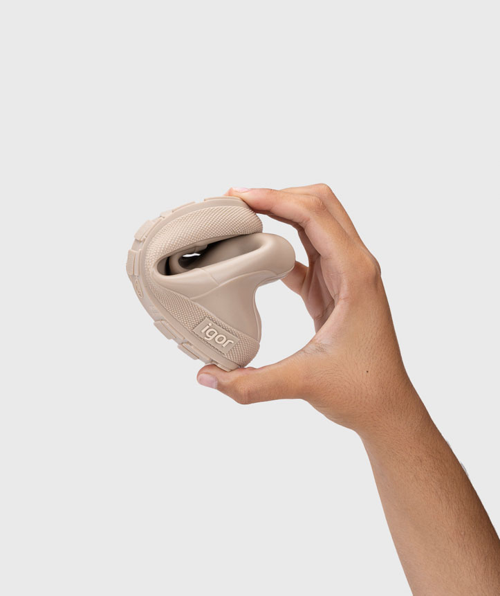 Sapato infantil flexível cinza claro com sola antiderrapante e marca 'igor'