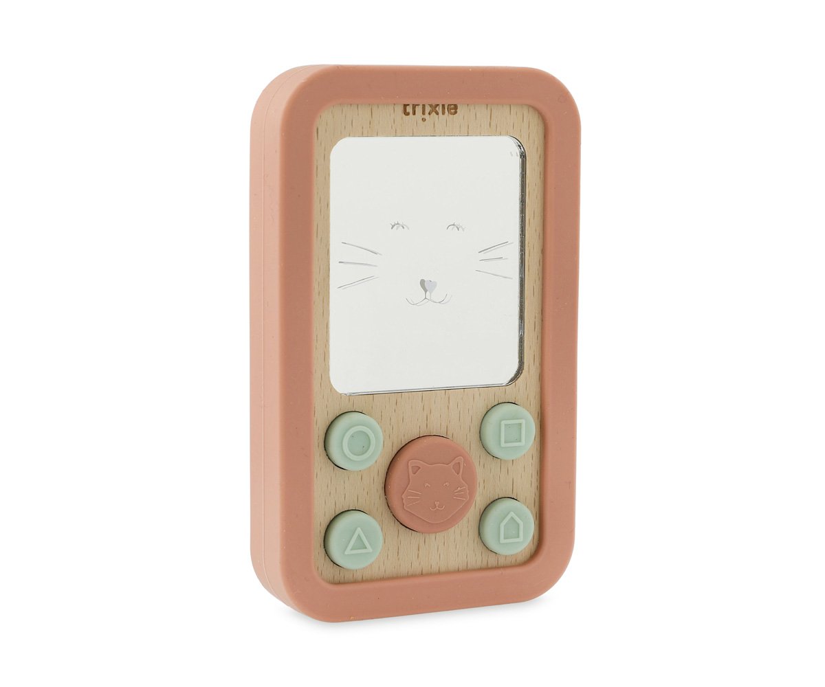 Telemóvel de brinquedo infantil em madeira e plástico cor de rosa e verde com botões e ecrã desenhado.