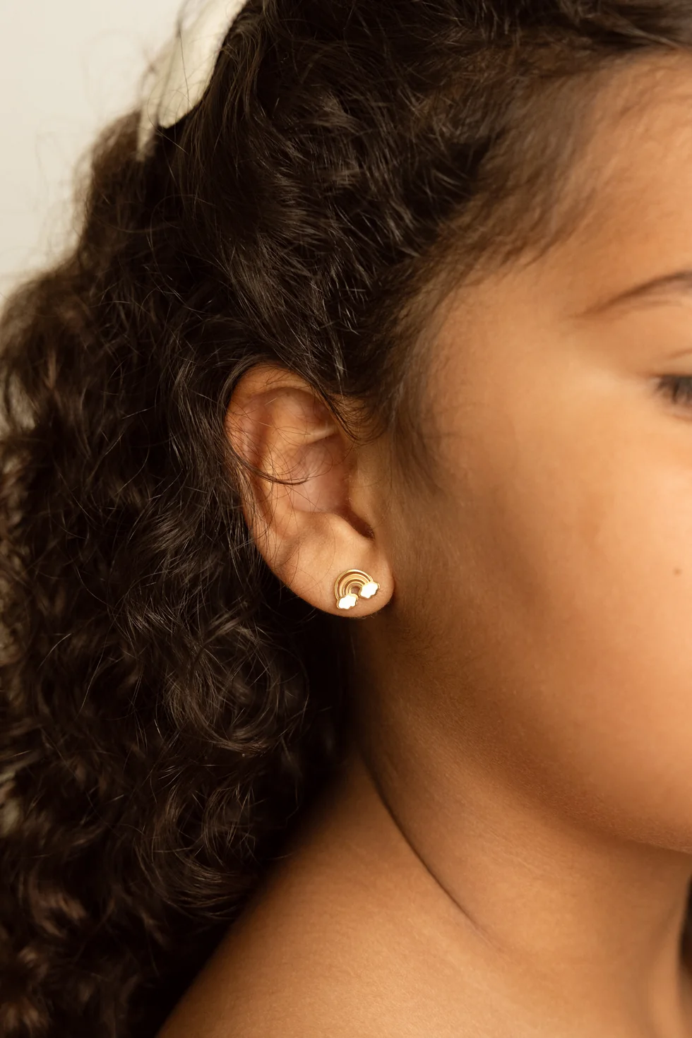 Brinco infantil dourado de arco-íris com nuvens