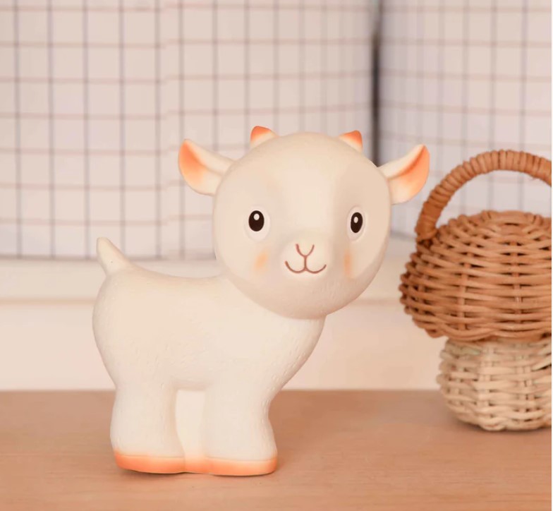 Figura decorativa de cabra creme com detalhes laranja e cesto de vime em forma de cogumelo