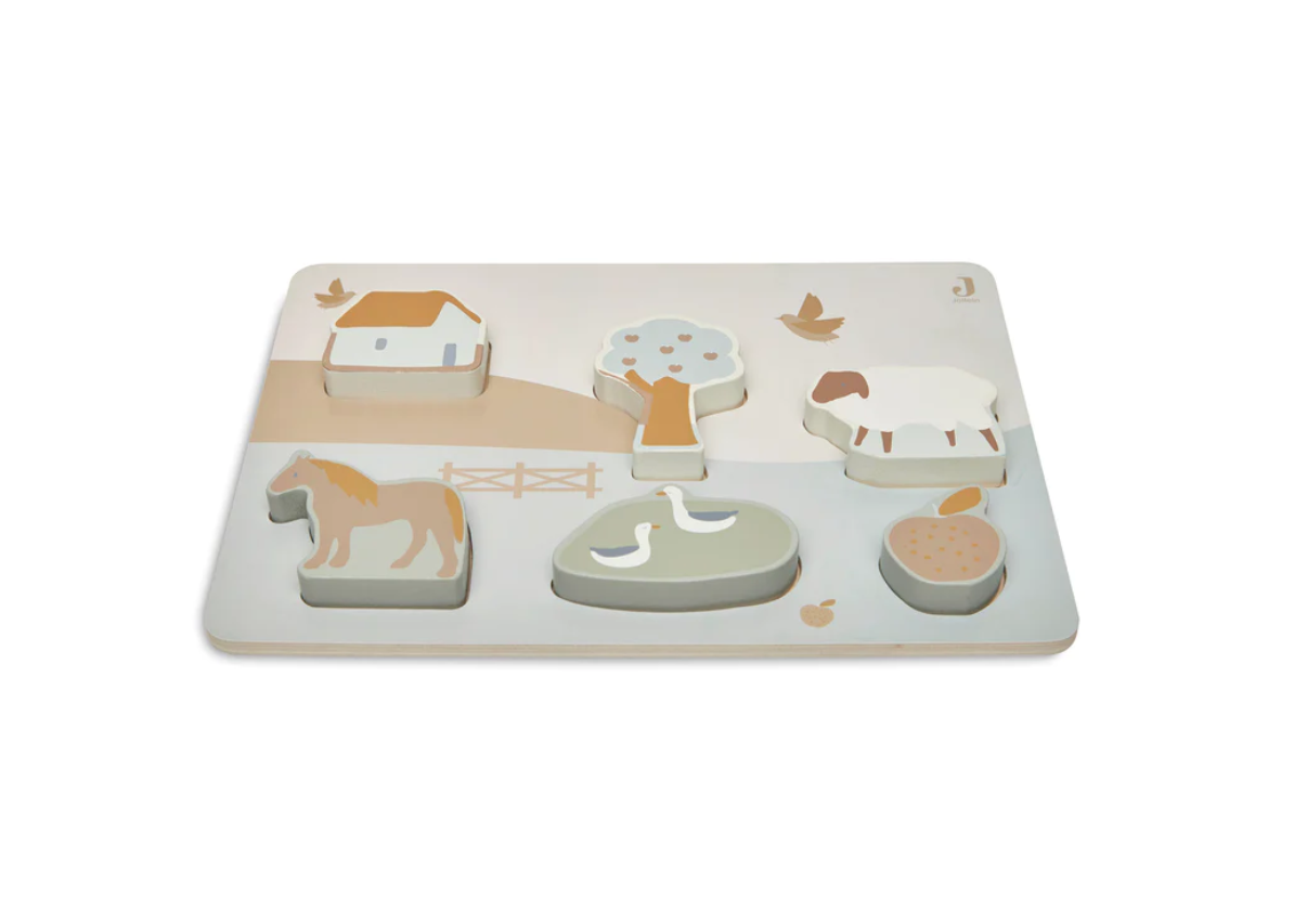 Tabuleiro de madeira com peças de encaixe em forma de casa, árvore, ovelha, cavalo, patos e balde