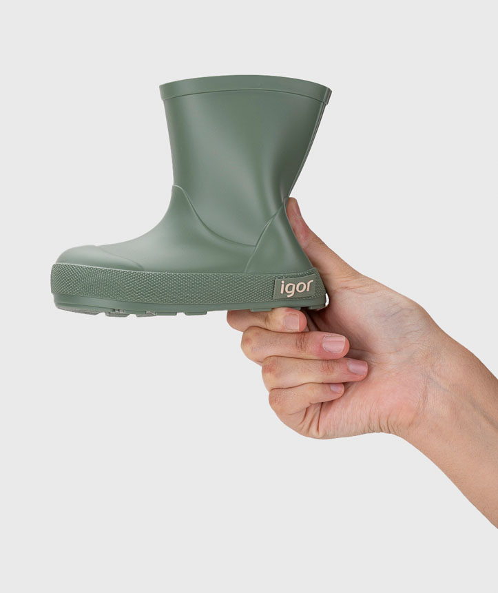 Bota de borracha verde fosca com marca igor