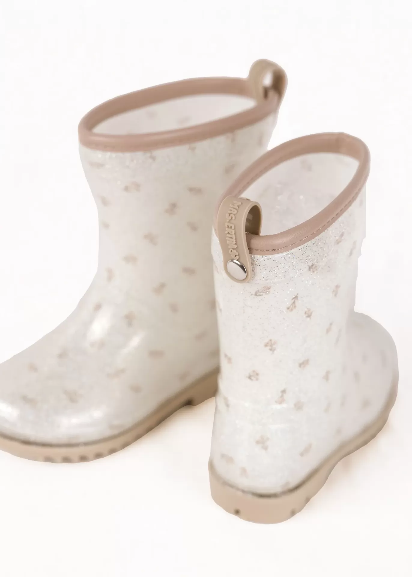 Botas de chuva infantis translúcidas com estrelas bege e detalhes bege.