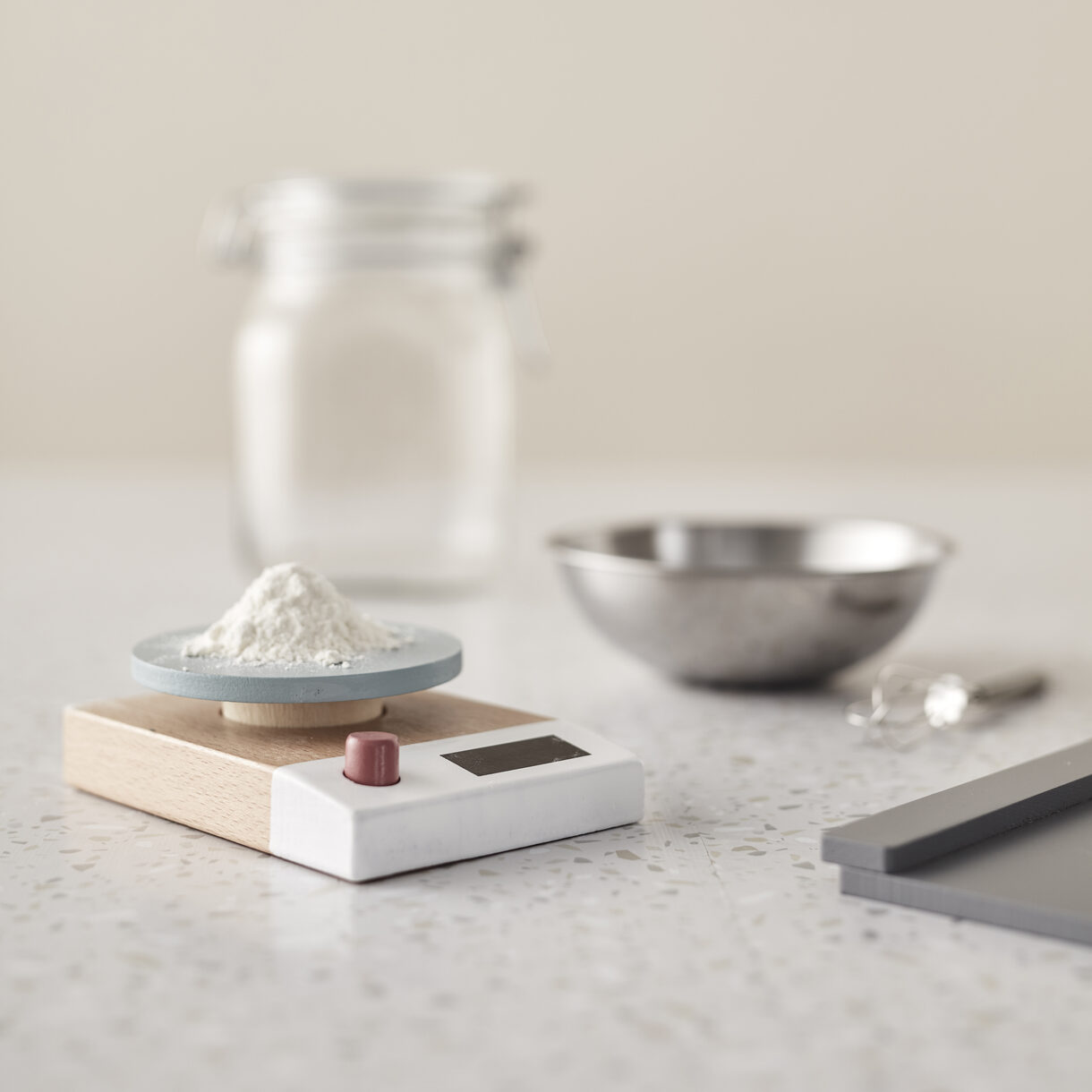 Balança digital de cozinha com pó branco pesando