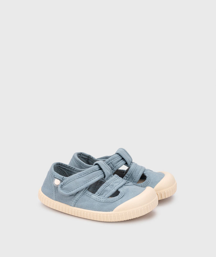 Sapatilhas infantis azuis com sola bege e fecho de velcro