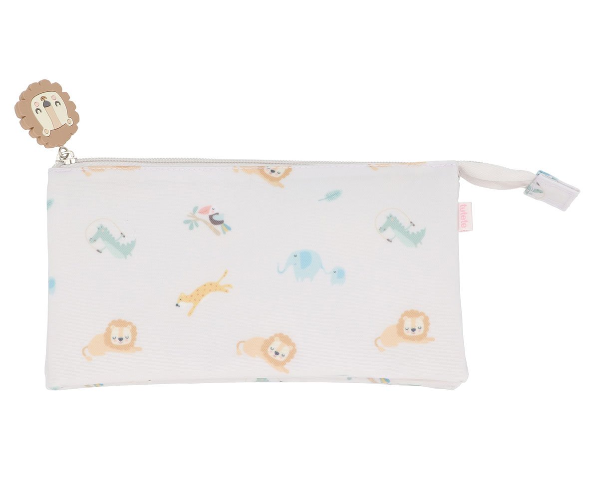 Estojo branco com padrão de animais e fecho com puxador de leão