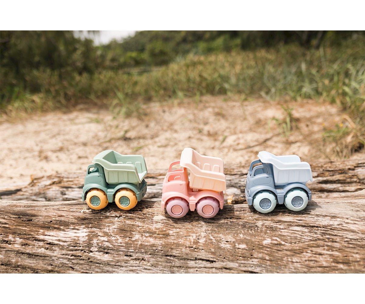 Três carrinhos de madeira coloridos em ambiente natural