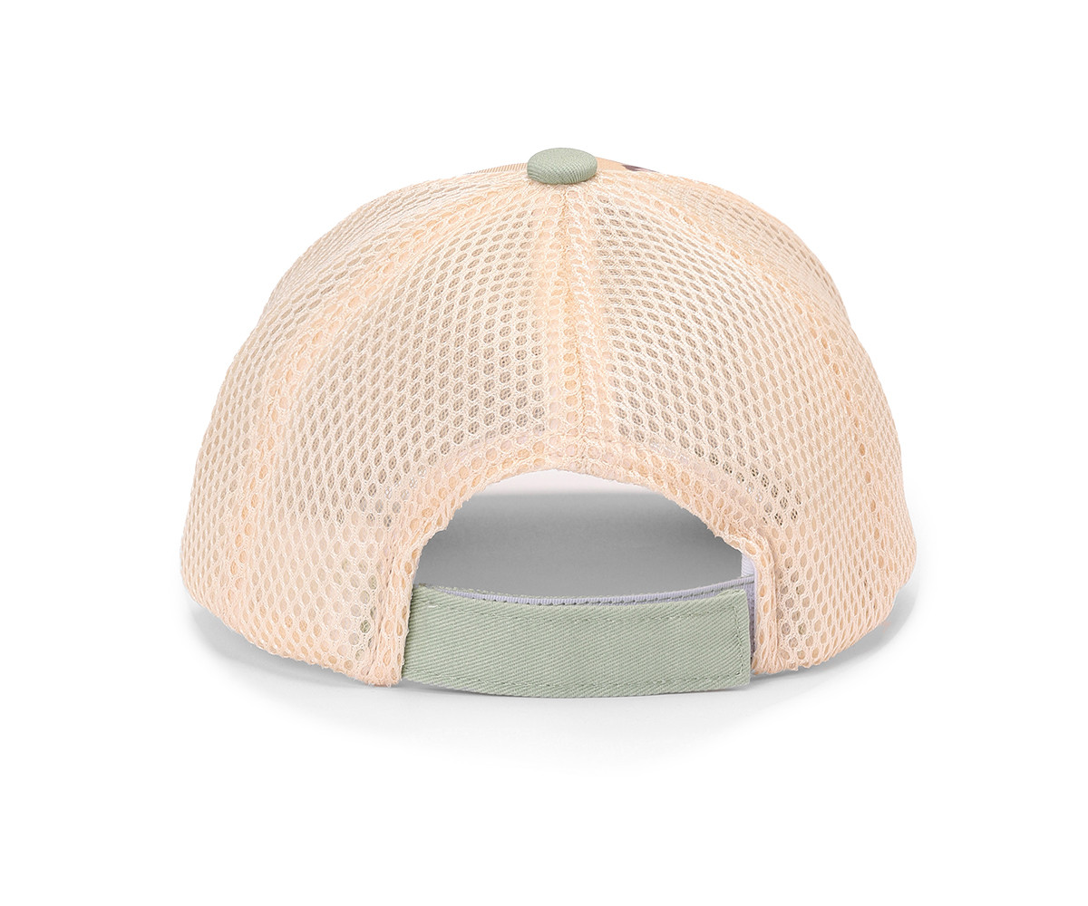 Boné em rede bege com fecho verde claro visto de trás
