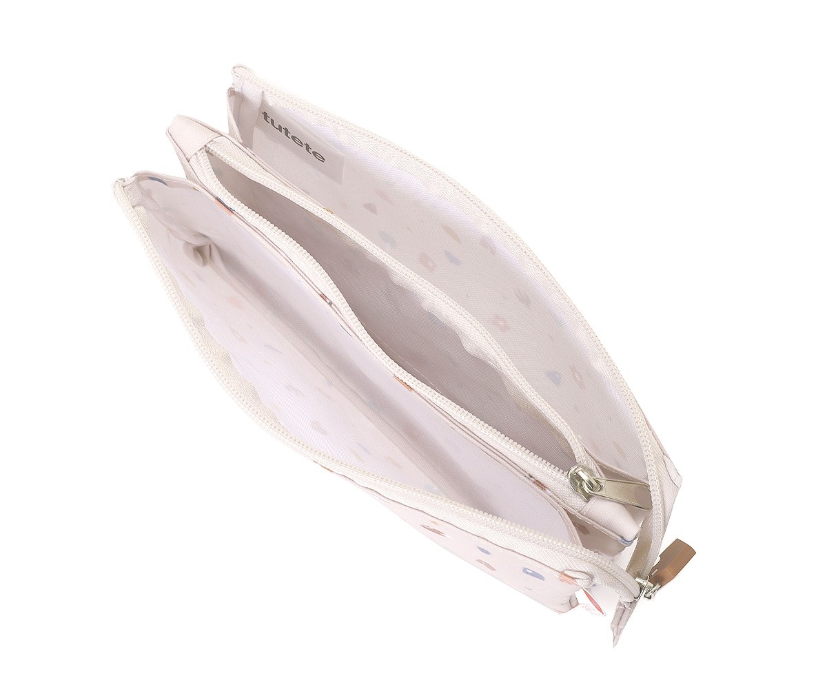 Bolsa rosa claro com padrão de corações e divisórias internas