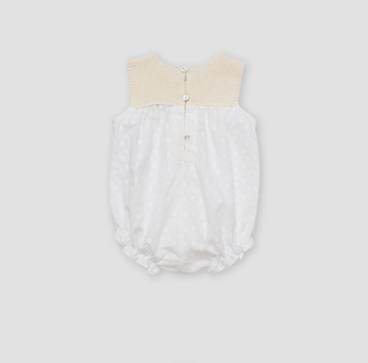 Macacão de bebé branco e bege com botões nas costas