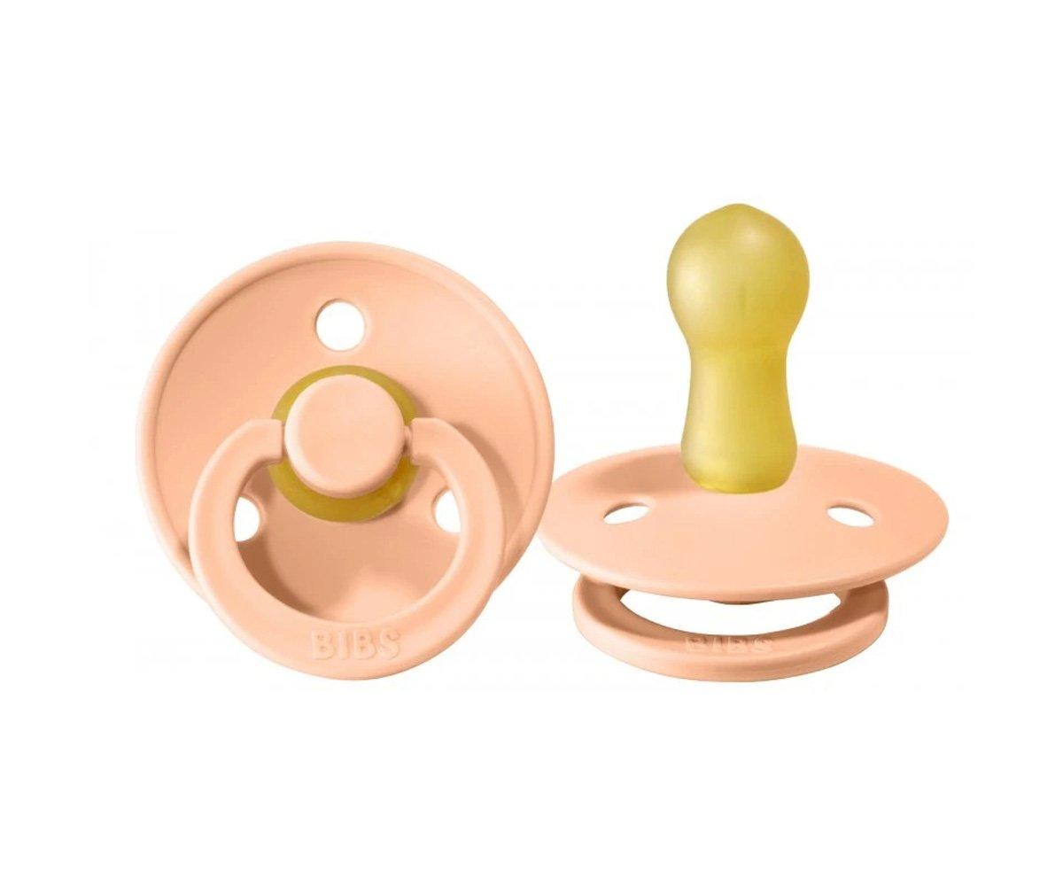 Chupeta rosa claro com bico amarelo e furos redondos.
