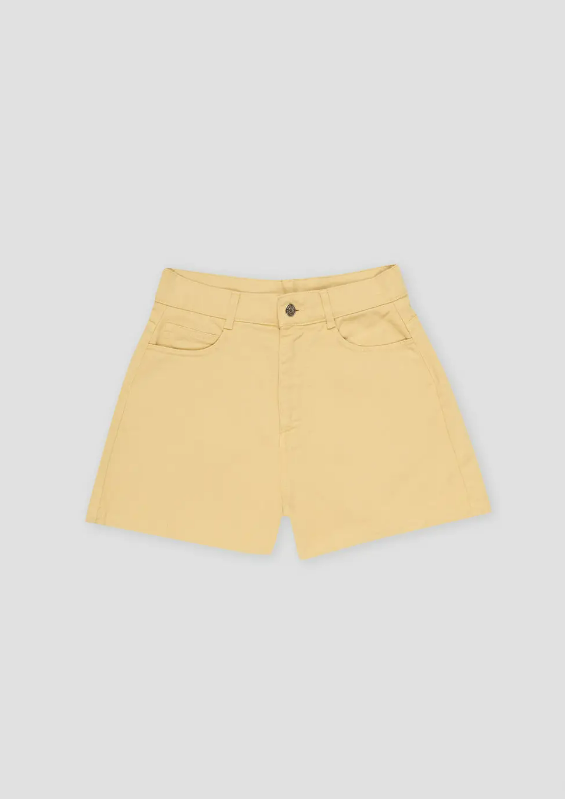 Calções femininos amarelos com bolsos e botão metálico