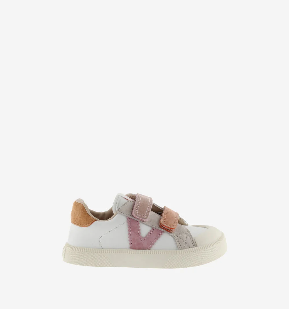 Ténis branco com tiras de velcro e detalhes em camurça colorida