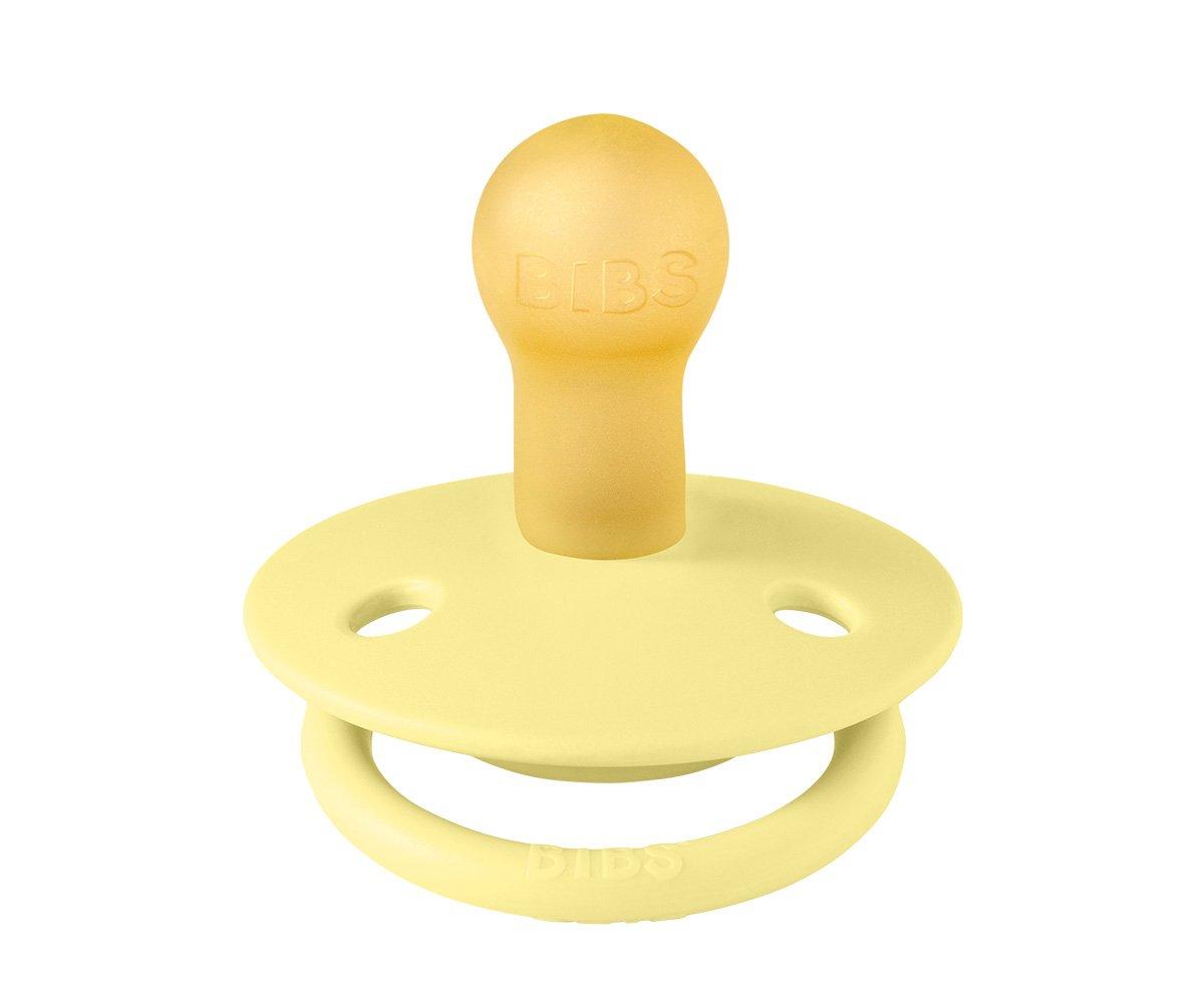 Chupeta amarela em silicone com pega redonda e inscrição LIEWOOD.