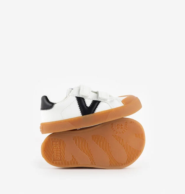 Ténis infantis brancos com detalhe em V preto e sola castanha