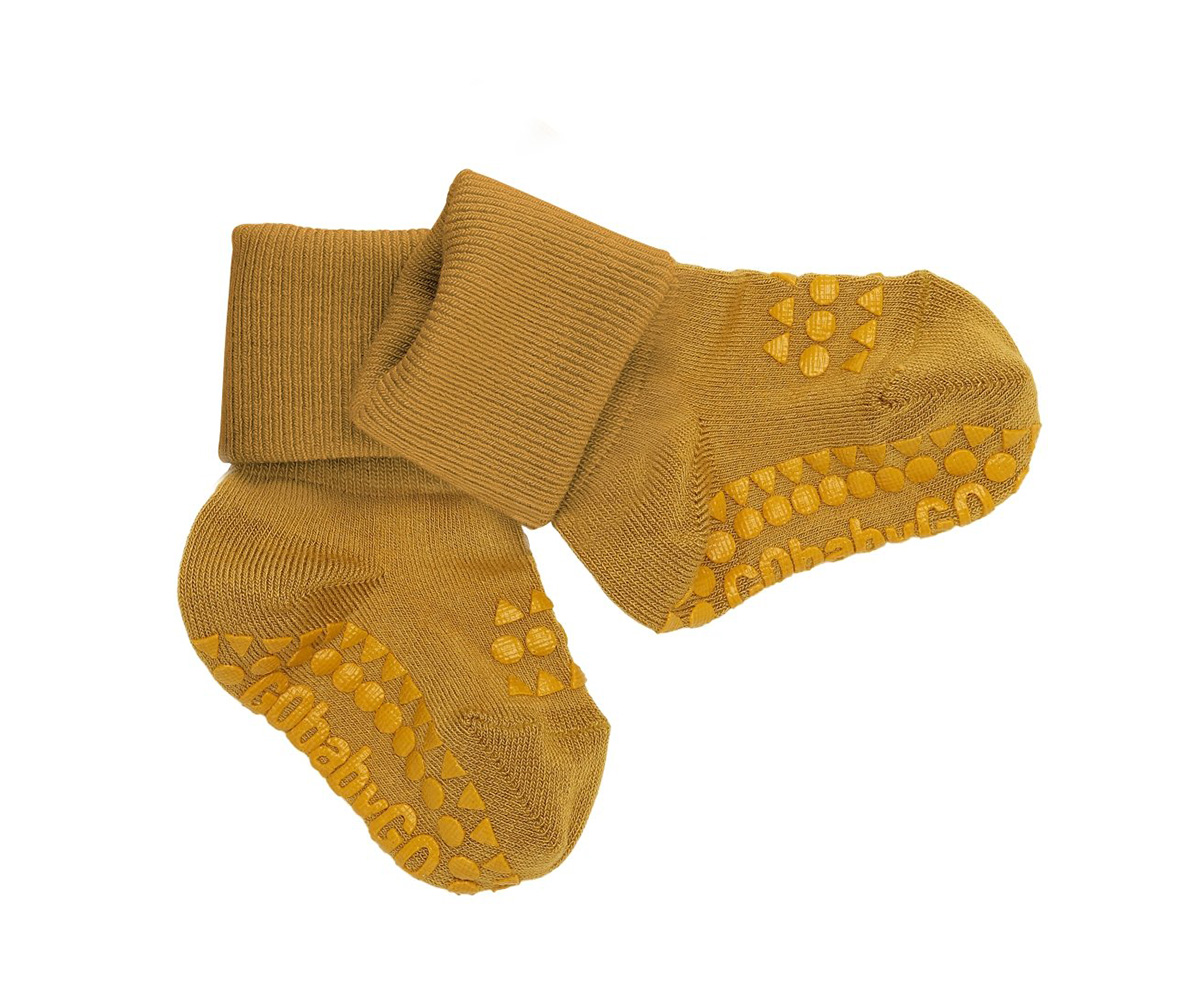 Meias antiderrapantes cor mostarda com punho dobrável e padrão antiderrapante na sola