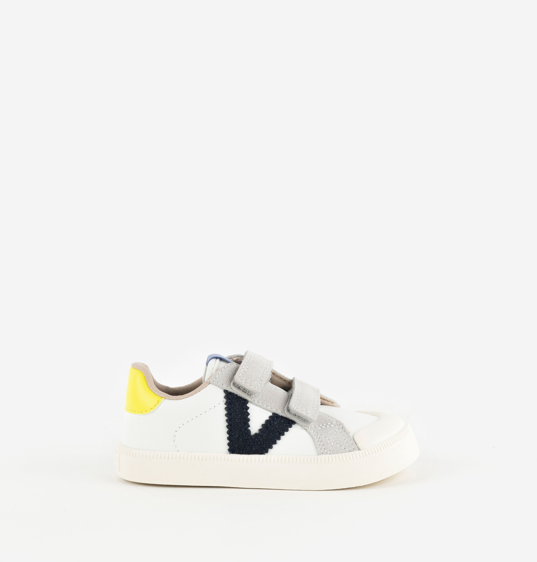 Tênis infantil branco com detalhes amarelo, cinza e preto