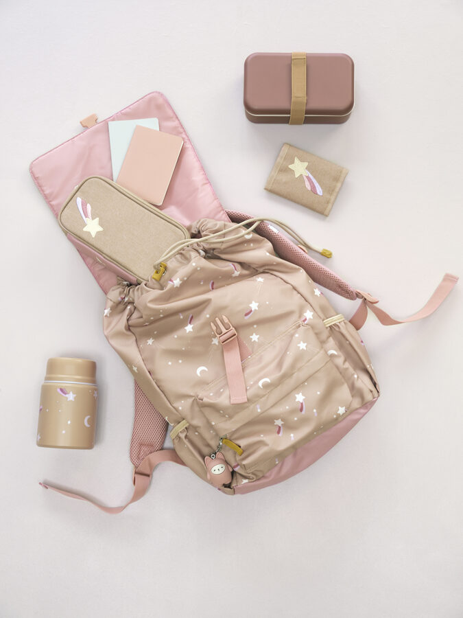 Mochila castanha clara com padrão de estrelas e varinhas, lancheira, garrafa térmica, estojo e carteira castanhos claros