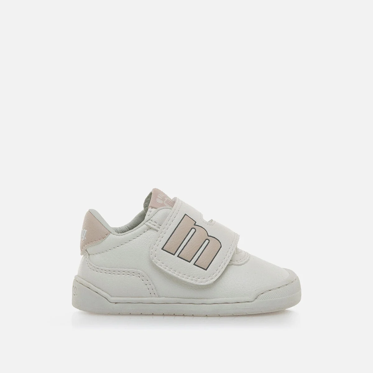 Tênis infantil branco em pele com velcro e letra m
