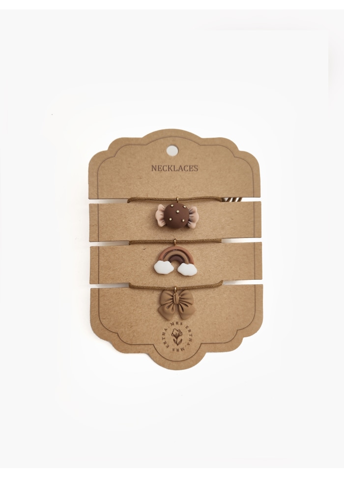 Cartão com três colares infantis castanhos com pendentes em silicone colorido