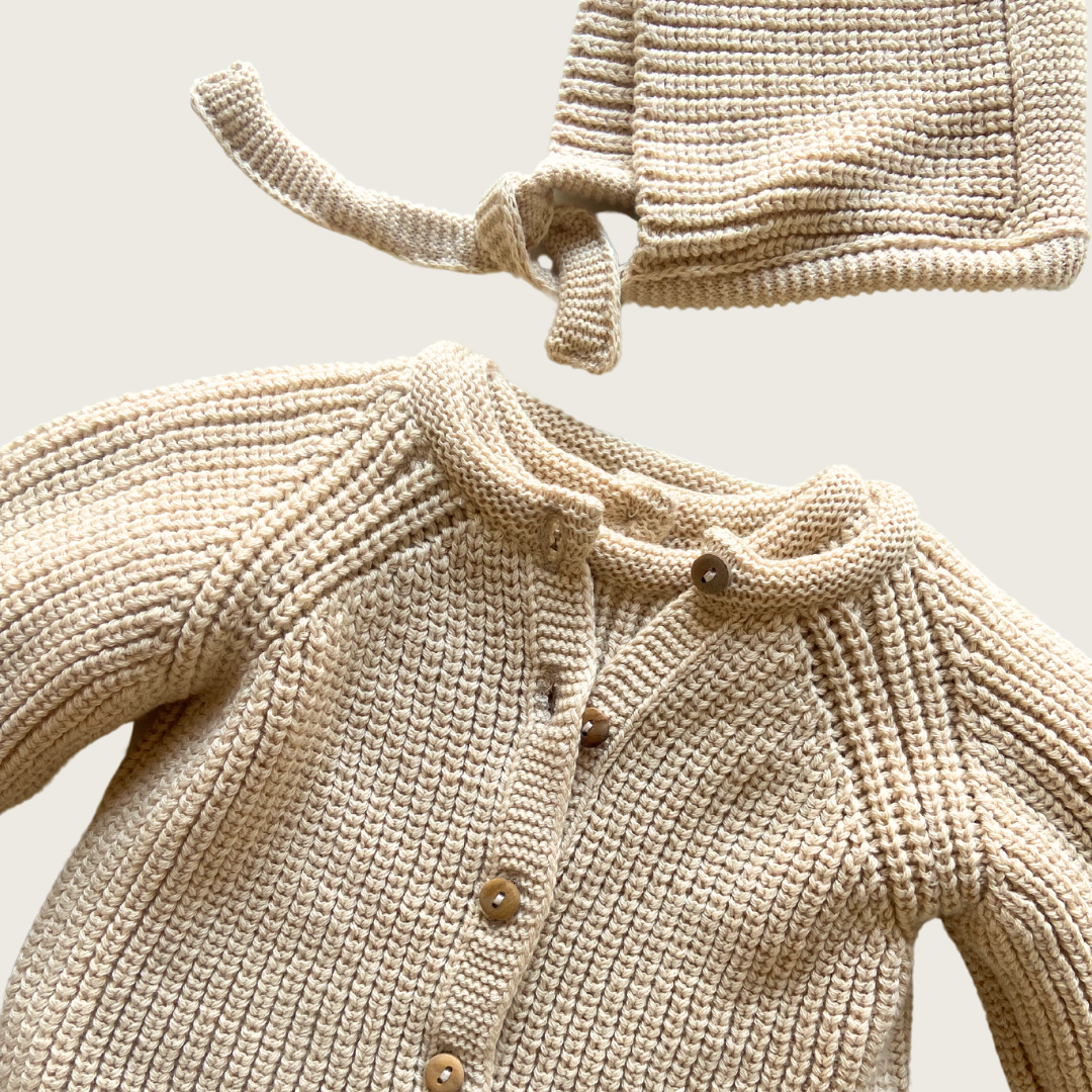 Casaco e gorro de malha bege para bebé com botões castanhos e fita para amarrar
