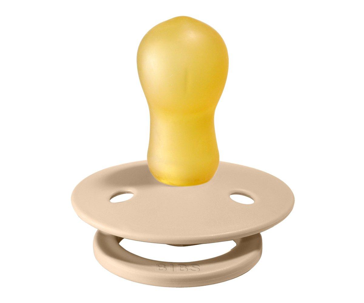 chupeta de bebê amarela e bege com fundo branco