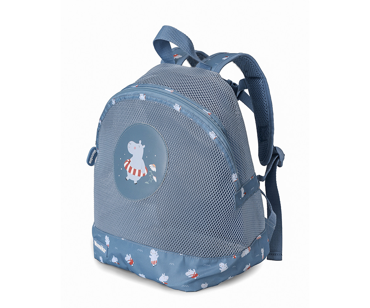Mochila azul infantil com desenhos de hipopótamos e detalhes em rede