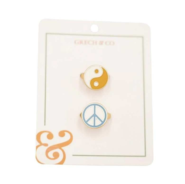 Conjunto de dois anéis com símbolos Yin Yang e paz em cartão da marca GRECH & CO.