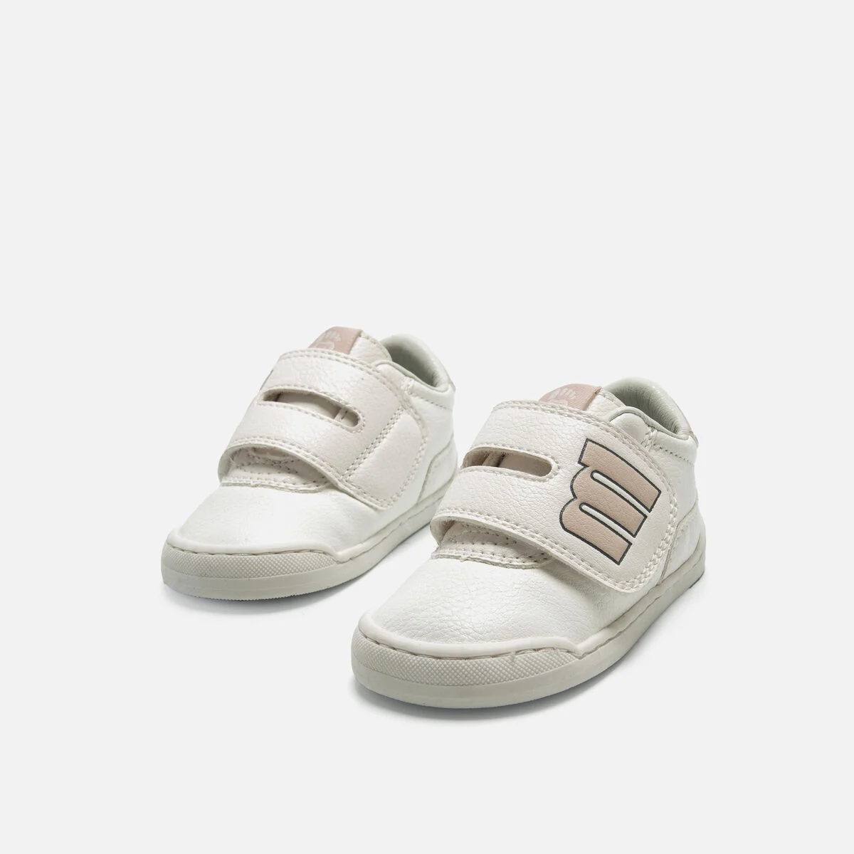 Par de sapatilhas infantis brancas com fecho de velcro e detalhe letra m