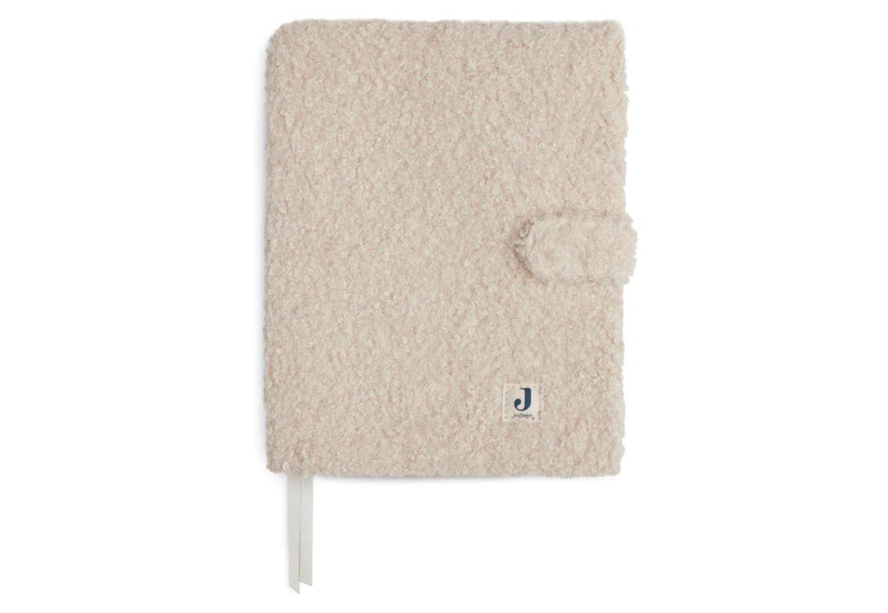 Caderno com capa creme texturizada e fecho com botão