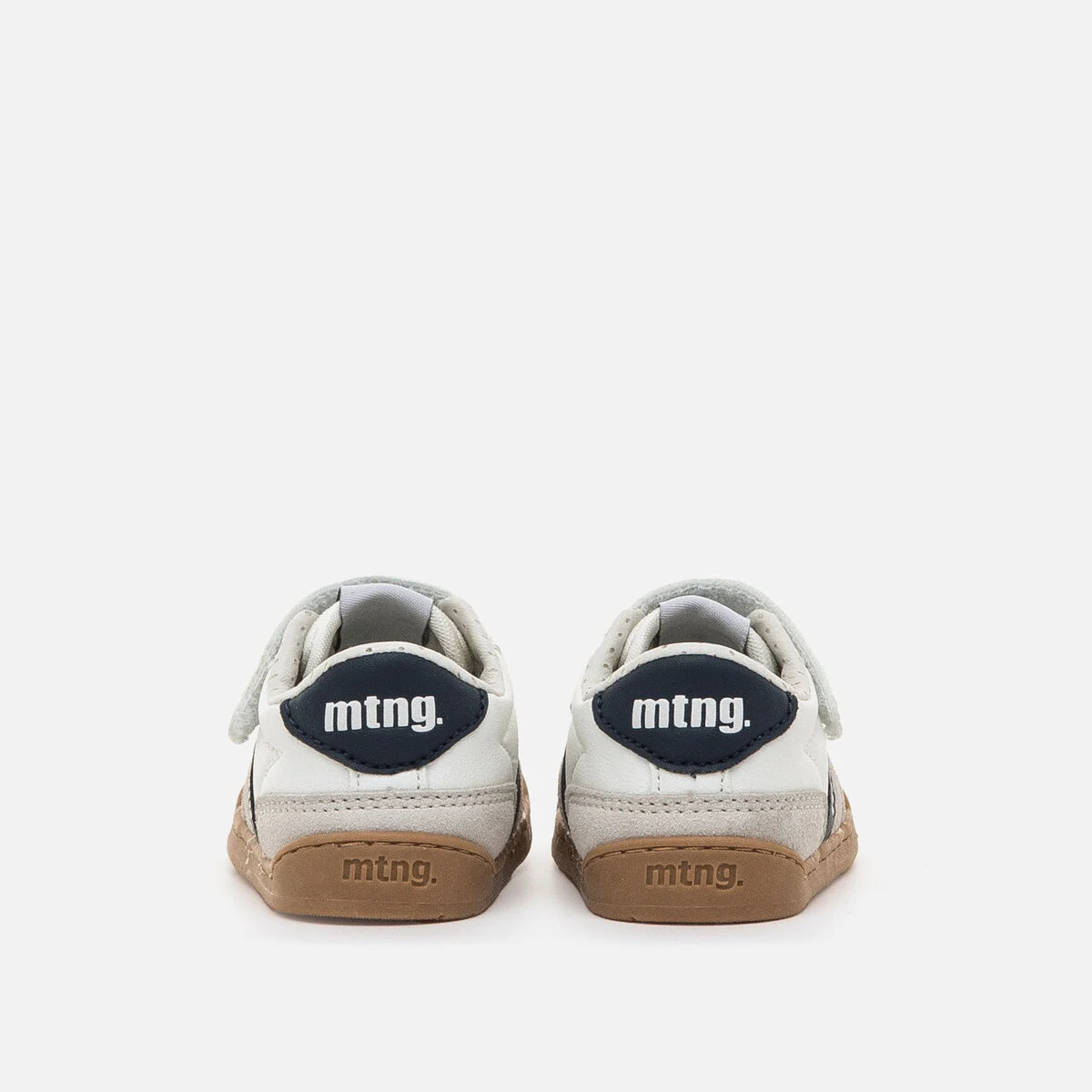 Sapatilhas mtng brancas com sola castanha e etiqueta azul escura
