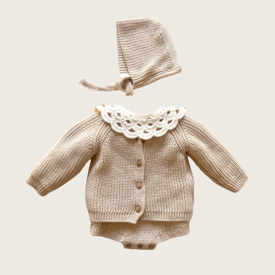 Conjunto de bebé em malha bege com casaco e gorro