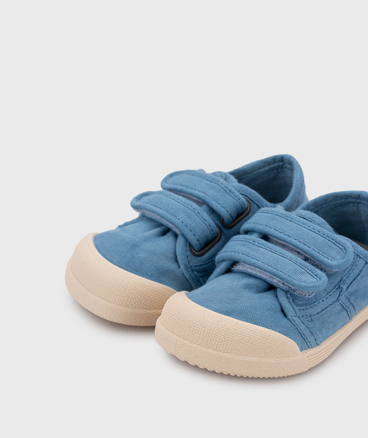 Ténis infantis azuis com velcro e sola bege