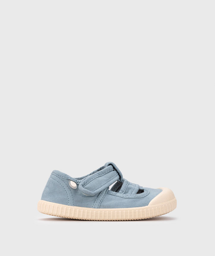 Sapato infantil azul claro com sola e ponta bege e fecho de velcro